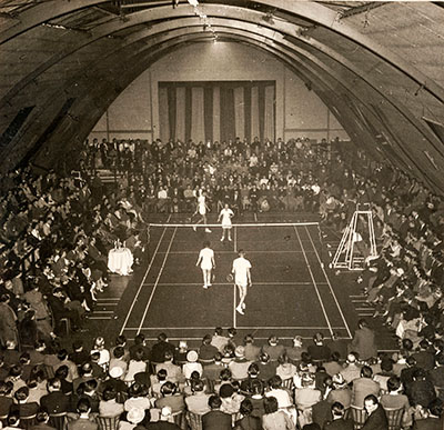 Innenaufnahme Hans Riegel Halle Betriebssport Badminton 1950er Jahre c HARIBO
